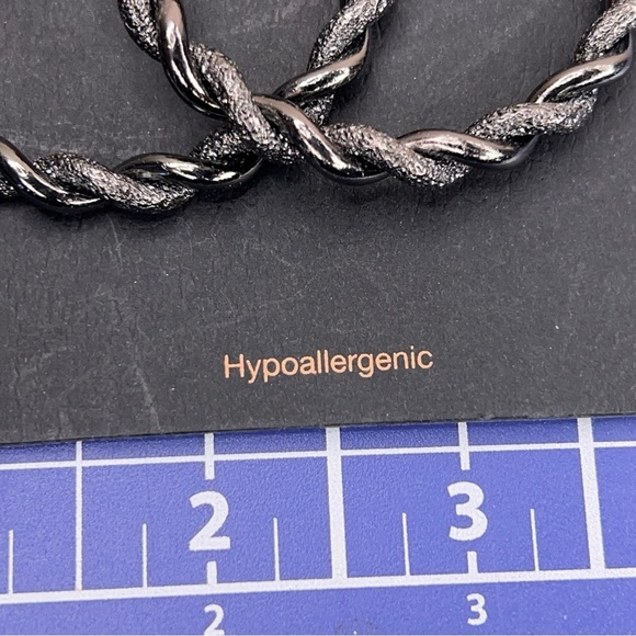 New Madden NYC Black Twist Style Hoop Earrings Post Back Hypoallergenic  Goth - Picture 4 of 9